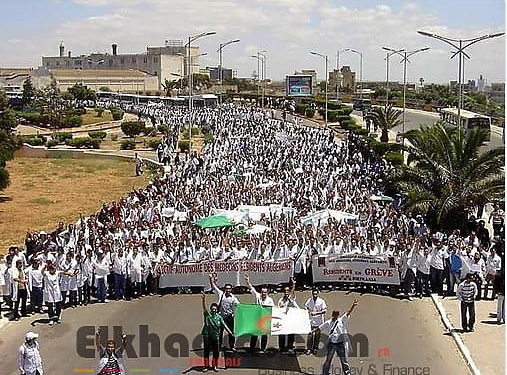 PHOTOS :Des centaines de médecins résidents manifestent à Oran 1