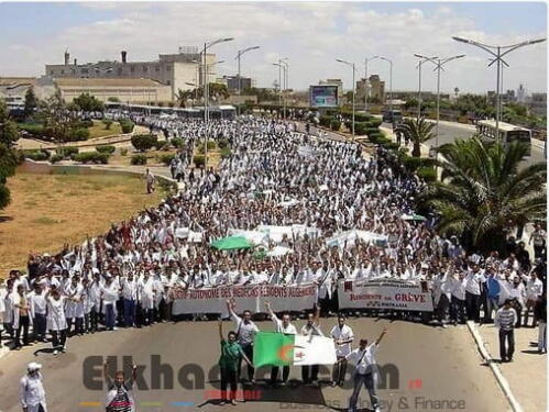 PHOTOS :Des centaines de médecins résidents manifestent à Oran 2