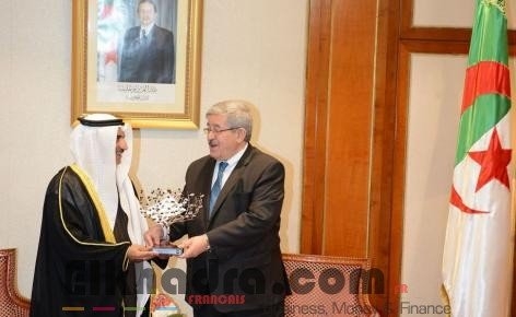 Le bouclier de l'Alesco décerné au président Bouteflika pour ses efforts en faveur de l’instauration de la culture du dialogue et de la réconciliation 1