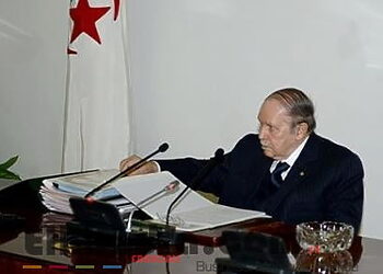 Bouteflika procède à un remaniement au sein du gouvernement 10
