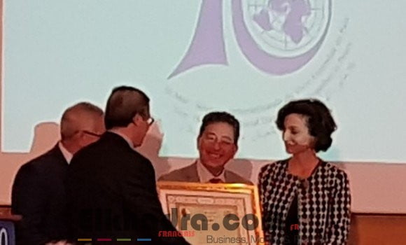 Bouteflika décore Khaled Bentounès de la médaille Ahid de l'ordre du Mérite national 2