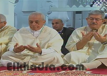 Ouyahia, Bouhadj et Bensalah accomplissent la prière de l'Aid El-Fitr à la grande mosquée d'Alger 1