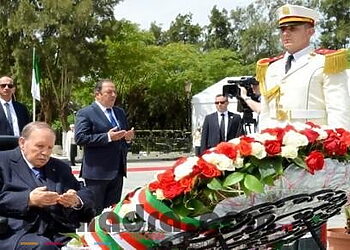 Le président Bouteflika se recueille à la mémoire des martyrs de la Révolution au cimetière d'El Alia 12