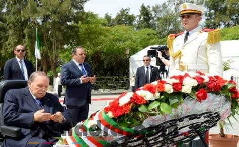 Le président Bouteflika se recueille à la mémoire des martyrs de la Révolution au cimetière d'El Alia 1