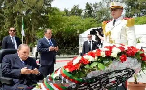 Le président Bouteflika se recueille à la mémoire des martyrs de la Révolution au cimetière d’El Alia