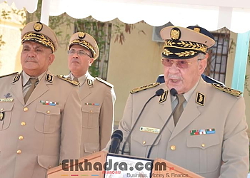 Gaïd Salah installe le Général-Major Mostefa Smaali dans ses nouvelles fonctions de Commandant de la 3ème RM 16