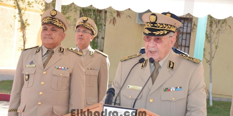 Gaïd Salah installe le Général-Major Mostefa Smaali dans ses nouvelles fonctions de Commandant de la 3ème RM 1
