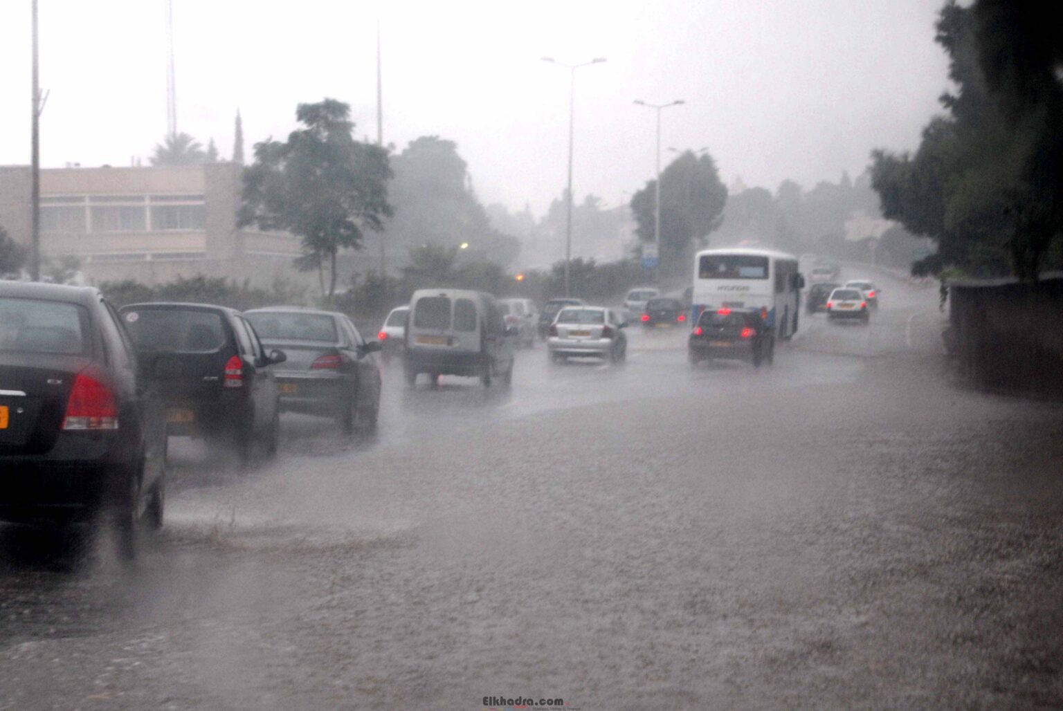 نشرية خاصة لمصالح الأرصاد الجوية تحذر من سقوط أمطار رعدية في عدة ولايات