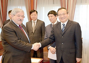 Ouyahia reçoit le vice-président du département de l'Information du comité central du Parti communiste chinois 2