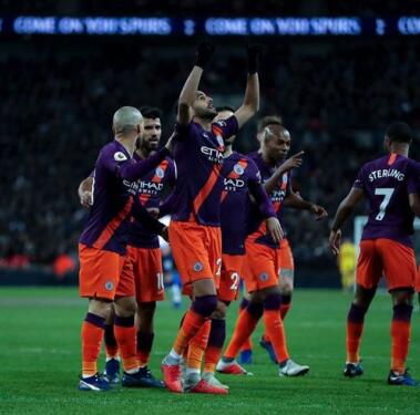 Manchester City s’impose face à Tottenham avec un but de Riyad Mahrez