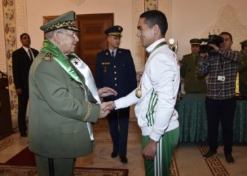 Le général de corps d'armée Gaïd Salah honore la sélection nationale militaire de boxe 13
