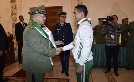 Le général de corps d’armée Gaïd Salah honore la sélection nationale militaire de boxe