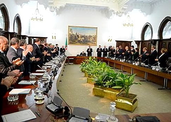 Le Président Bouteflika signe la Loi de finances 2019 14
