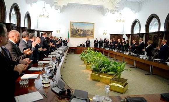 Le Président Bouteflika signe la Loi de finances 2019 2