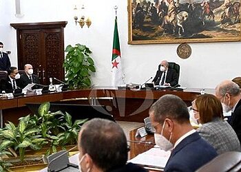 ـ أمر بتجميد كلّ الضرائب والرسوم، بدءا من اليوم، حتى إشعار آخر، ولا سيما الرسوم التي تضمنها قانون المالية 2022 على بعض المواد الغذائية. 7