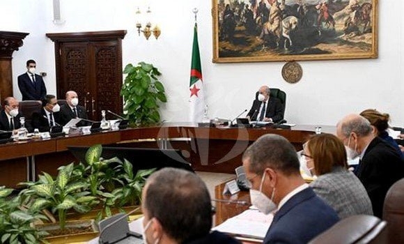 ـ أمر بتجميد كلّ الضرائب والرسوم، بدءا من اليوم، حتى إشعار آخر، ولا سيما الرسوم التي تضمنها قانون المالية 2022 على بعض المواد الغذائية. 1