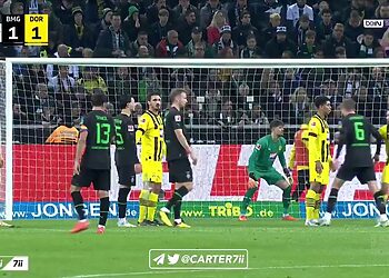 Le but de Bensebaini face à Dortmund ! Quelle tête 2