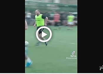 Djamel Belmadi lors d’un match de quartier hier à Mostaganem, la ville natale de ses parents ! 5