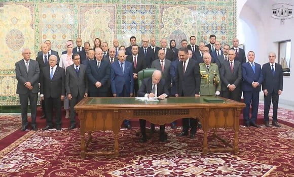 Le Président Tebboune signe la Loi de finances 2023