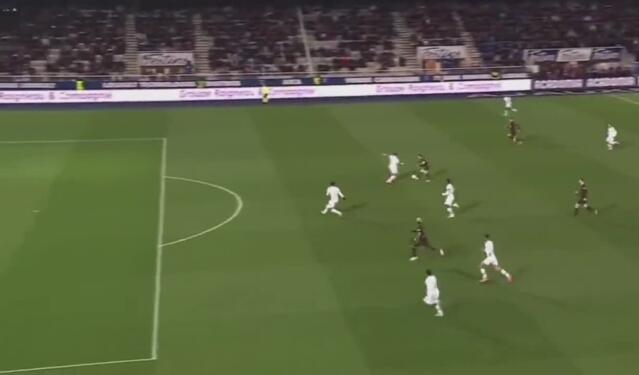 Le but (missile) de Farès Chaïbi dans les filets de l’AJ Auxerre !vidéo