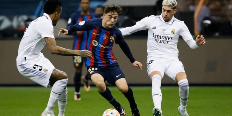 Real Madrid's defender Eder Militao (L) and midfielder Fede Valverde (R) in action against FC Barcelona's midfielder Gavi (C) during the Spanish SuperCup final soccer match between Real Madrid and FC barcelona held at King Fahd Stadium in Riyadh, Saudi Arabia, 15 January 2023. Efe/ABACAPRESS.COM// Juan Carlos Cardenas - Photo by Icon sport