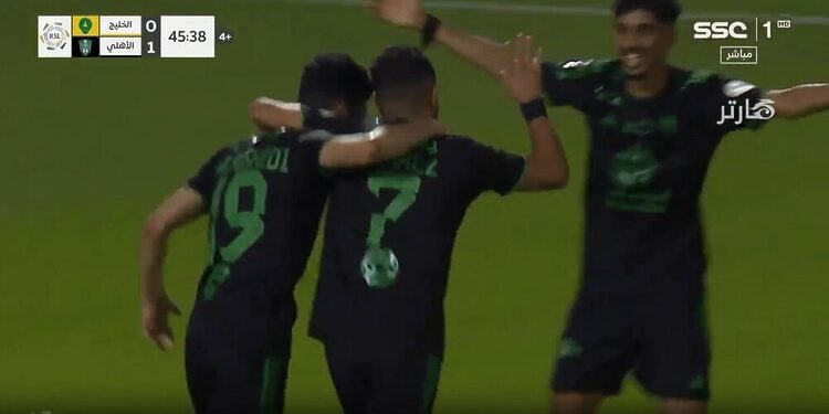 Riyad Mahrez inscrit son PREMIER BUT sous les couleurs d’Al Ahli video 1