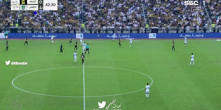 شاهد كوبري الجسر الصفير لرياض محرز ضد عبدالرزاق حمدالله اليوم 1