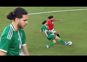 شاهد لمسات زروقي ضد مصر اليوم غرد وحيدا في وسط الميدان 15