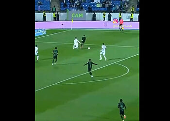 شاهد لقطة سقوط لاعب ابها السعودي بعد مرواغة عالمية من محرز تصنع الحدث اليوم 19
