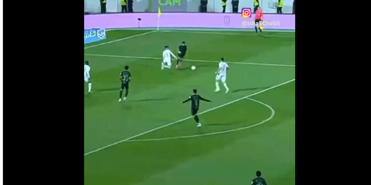 شاهد لقطة سقوط لاعب ابها السعودي بعد مرواغة عالمية من محرز تصنع الحدث اليوم 1