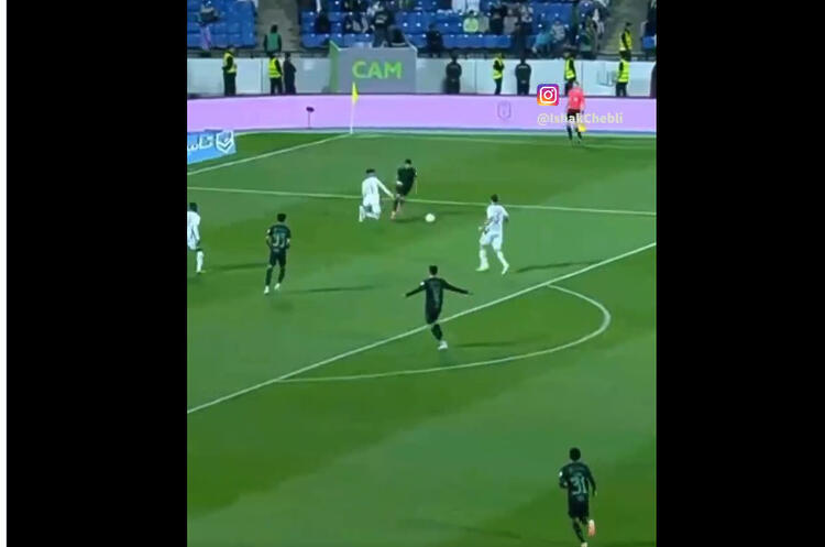 شاهد لقطة سقوط لاعب ابها السعودي بعد مرواغة عالمية من محرز تصنع الحدث اليوم