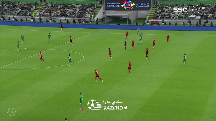شاهد حدث نادر .. كنترول خاطئ من رياض محرز