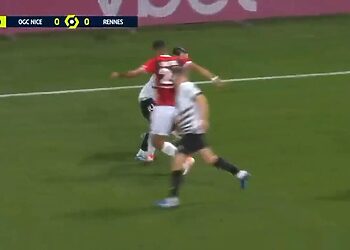 شاهد الجزائري امين غزيري يراوغ مواطنه بوداوي بالجسر الصغير 18