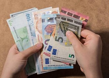 سعر اليورو اليوم في الجزائر سعر الدولار الأمريكي  07 سبتمبر 2024 12