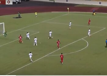 شاهد تصدي حارس منتخب الجزائر اوكيجدة ضد غينيا الاستوائية وردة فعل حفيظ دراجي 6