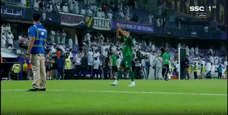 شاهد تحية كبيرة من جمهور الأهلي لرياض محرز وكيف كانت ردة فعله اليوم
