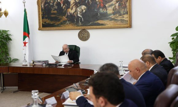 Le président de la République ordonne de réduire l’âge de départ en retraite pour les enseignants et d'étendre le congé de maternité 1