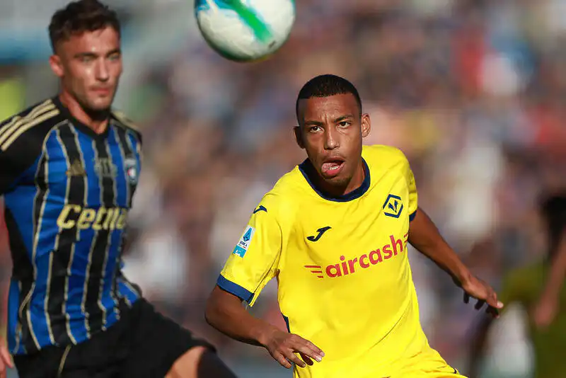 Serie A : Rafik Belghali impressionne face à la Fiorentina malgré la défaite de l’Hellas Vérone