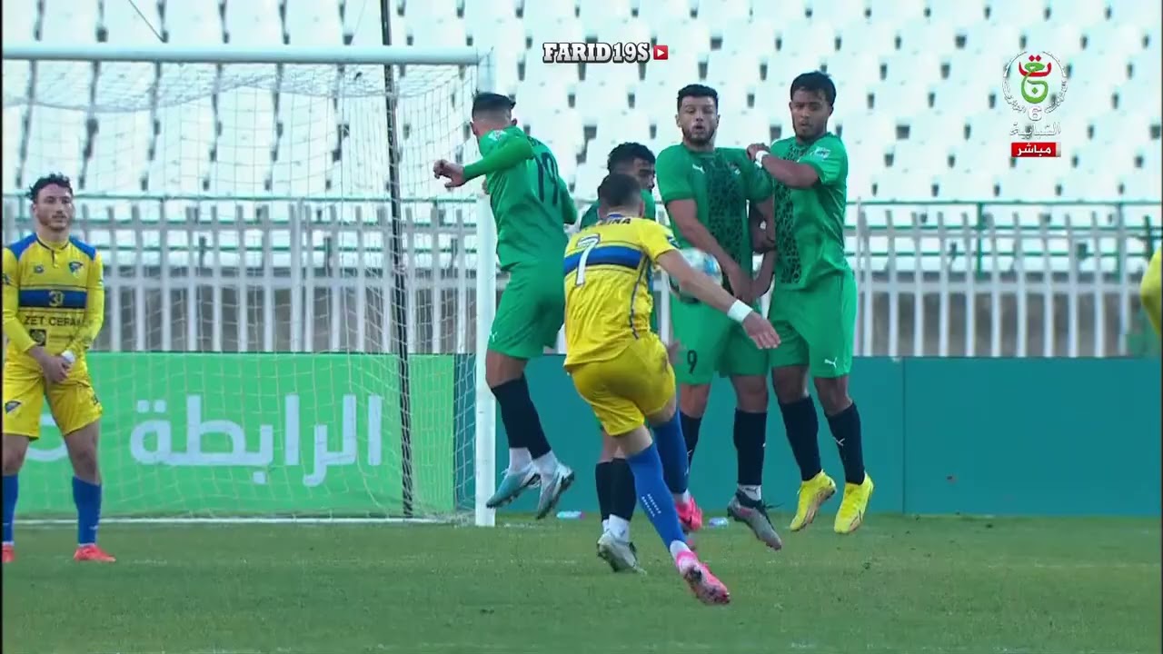 عادل بولبينة يسجل هدف عالمي من منتصف الملعب أمام إتحاد بسكرة