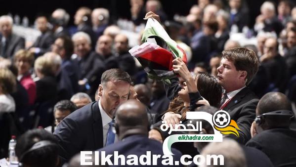 بالصور والفيديو .. فتاتان تحملان علم فلسطين توقفان كلمة بلاتر وتهتفان ضد الكيان الصهيوني