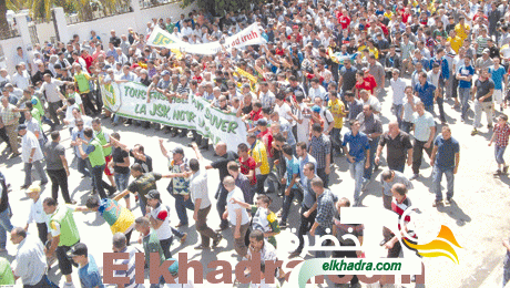 "حناشي ارحل": مسيرة ضخمة للجنة إنقاذ شبيبة القبائل عبر شوارع مدينة تيزي وزو 1