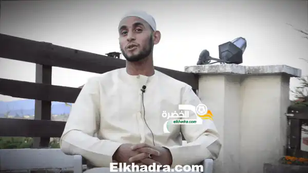 بالصور.. فوزي غولام بالقميص الاسلامي ومائدة افطار جزائرية