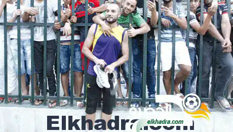 بالصور.. 15 ألف سنفور في استقبـــال مغني في اول حصة تدريبية