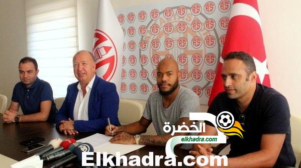 بالصور.. مبولحي يوقع 3 مواسم في أنطاليا سبور التركي