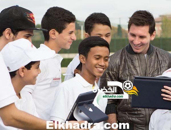 الأرجنتيني ليونيل ميسي يحتفل ببدء العمل في العيادات الخاصة المتنقلة في الجزائر