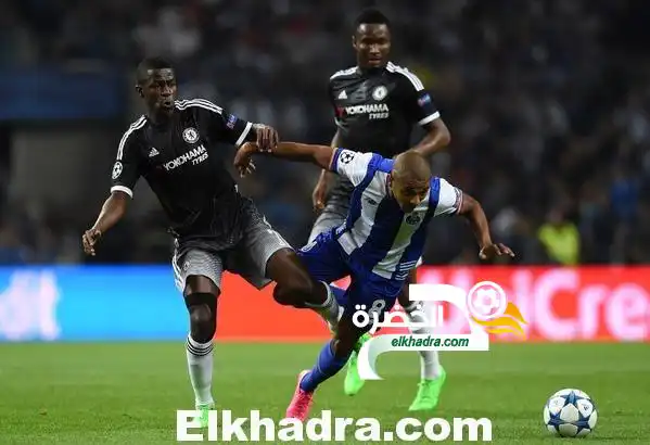 بالصور ..  لاعبو ا تشيلسي يلجأون للعنف لإيقاف ياسين براهيمي