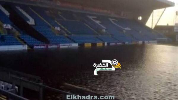 صور.. الأمطار تحول ملعب فريق تشارلي إلى بركة مياه