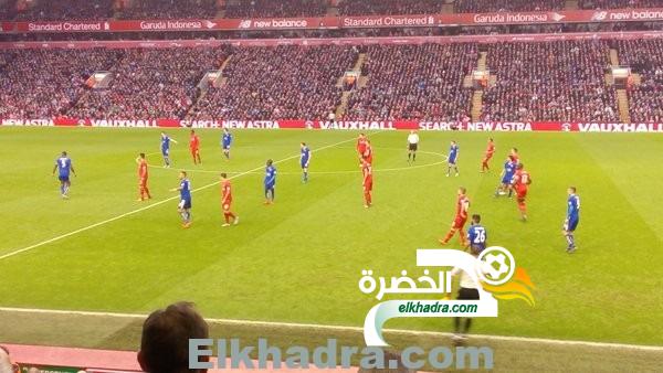 بالصور : رياض محرز مراقب من ثلاث لاعبين من ليفربول طوال المباراة
