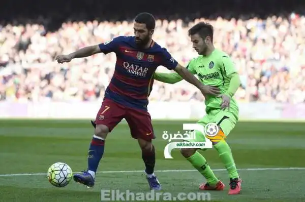 برشلونة يسحق إسبانيول ويقترب من الاحتفاظ بالليغا