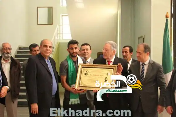 بوتفليقة يُكرّم رياض محرز بجائزة “الأداء الاستثنائي”